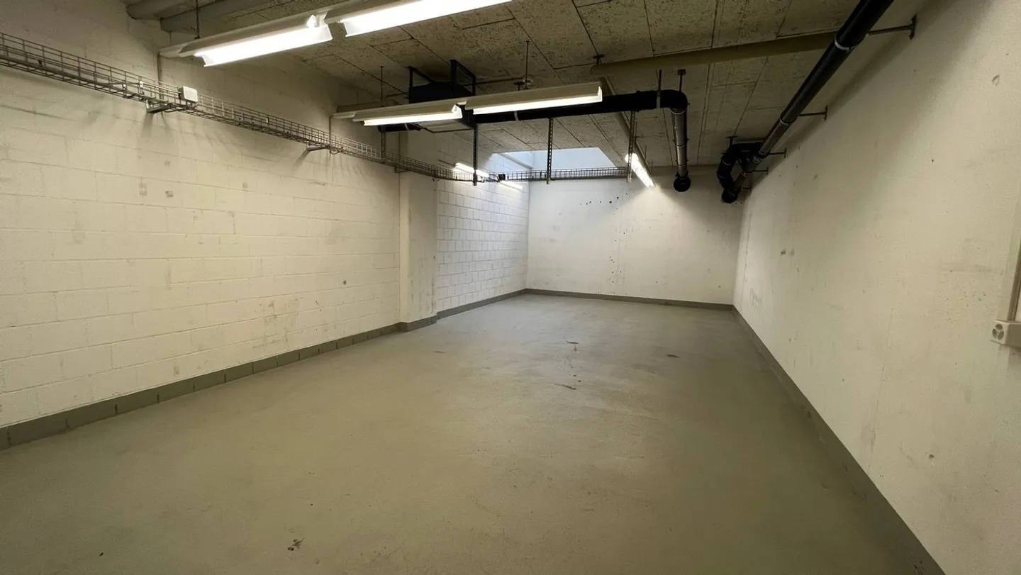 Storage rooms between 40-208 m² in the 1st basement - Photo 5 of 11