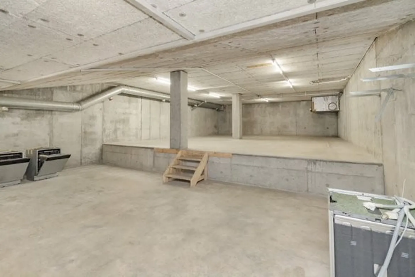 Storage rooms between 40-208 m² in the 1st basement - Photo 10 of 11