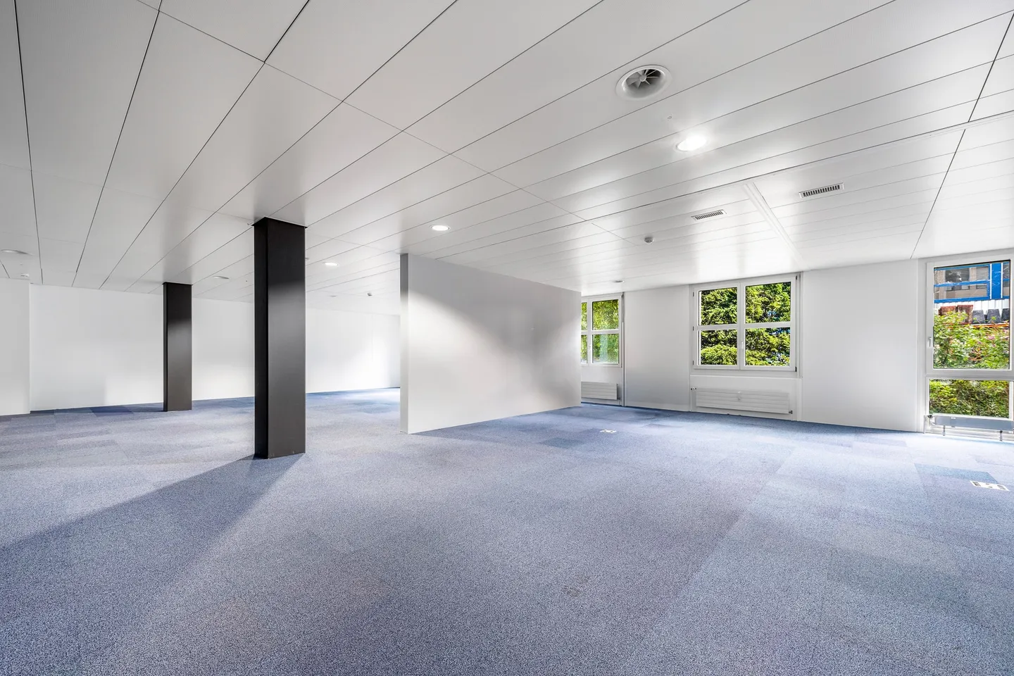 PLAZA | Representative retail/commercial space on the ground floor - Visible. Central. Bright. - Photo 1 of 6