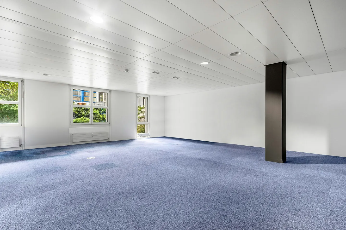PLAZA | Representative retail/commercial space on the ground floor - Visible. Central. Bright. - Photo 2 of 6