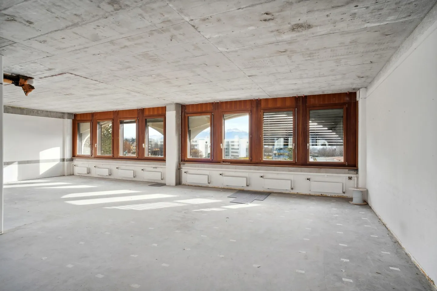 140m2 surface with loading dock for rent! - Photo 2 of 8