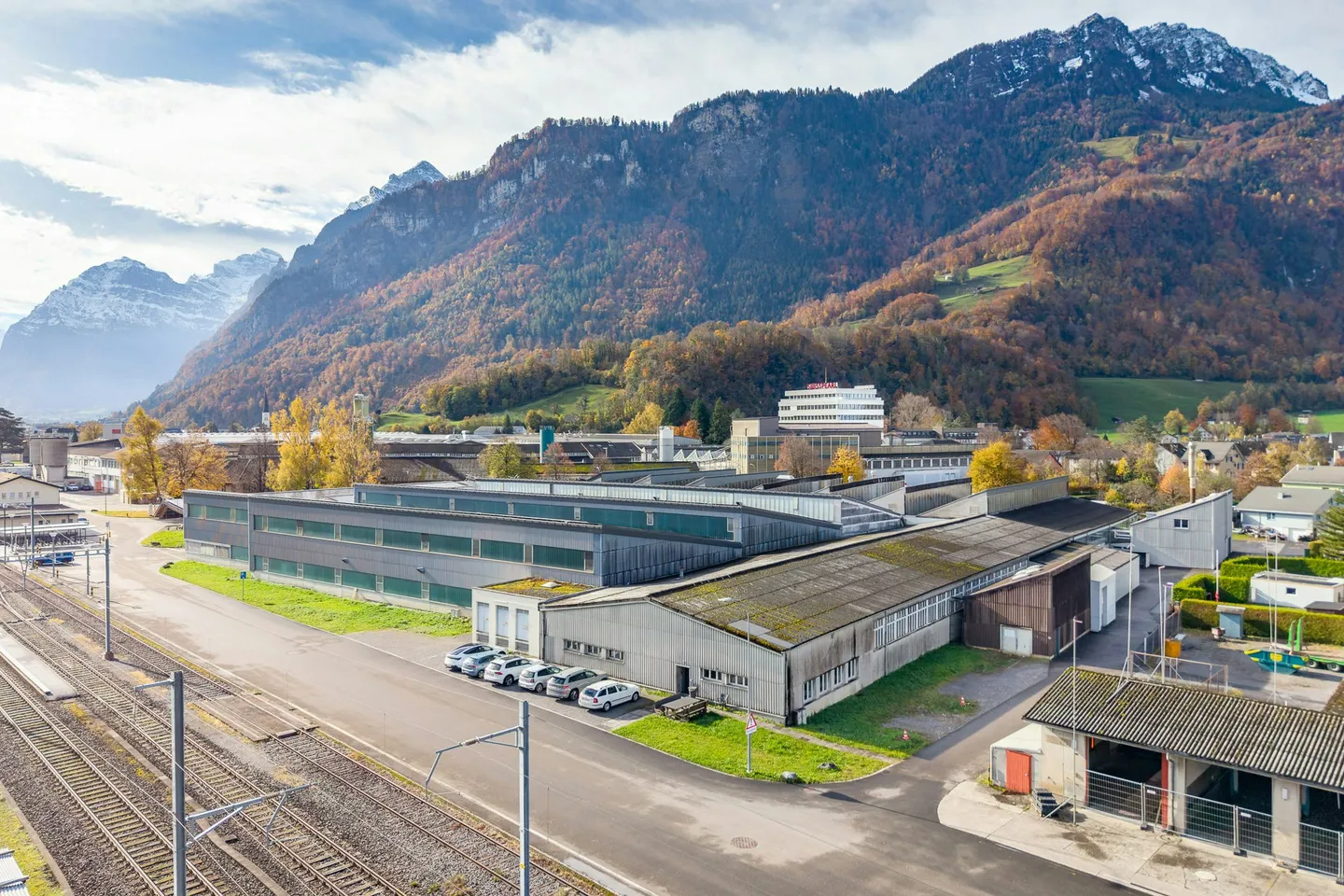 Spazio di stoccaggio attraente e molto conveniente di 6.000 m² con 1.000 m² di area di consegna coperta sull'autostrada - Foto 1 di 10