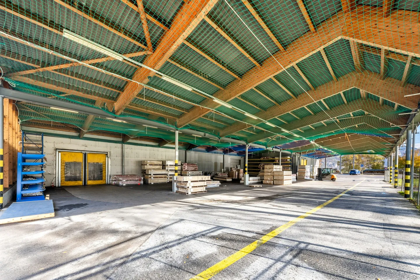 Spazio di stoccaggio attraente e molto conveniente di 6.000 m² con 1.000 m² di area di consegna coperta sull'autostrada - Foto 3 di 10