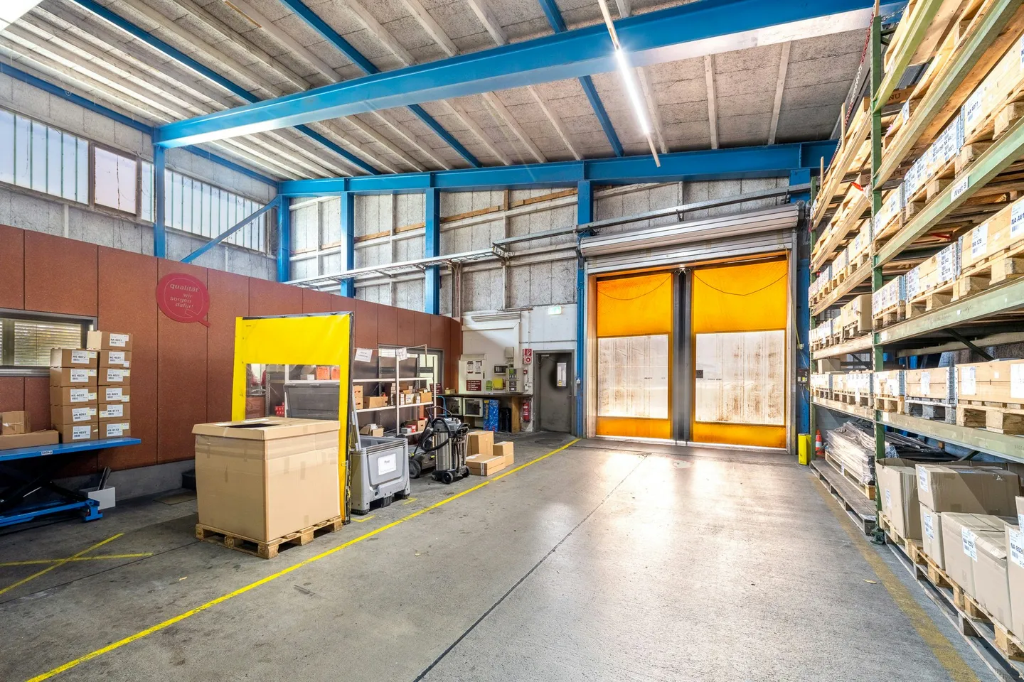 Spazio di stoccaggio attraente e molto conveniente di 6.000 m² con 1.000 m² di area di consegna coperta sull'autostrada - Foto 4 di 10