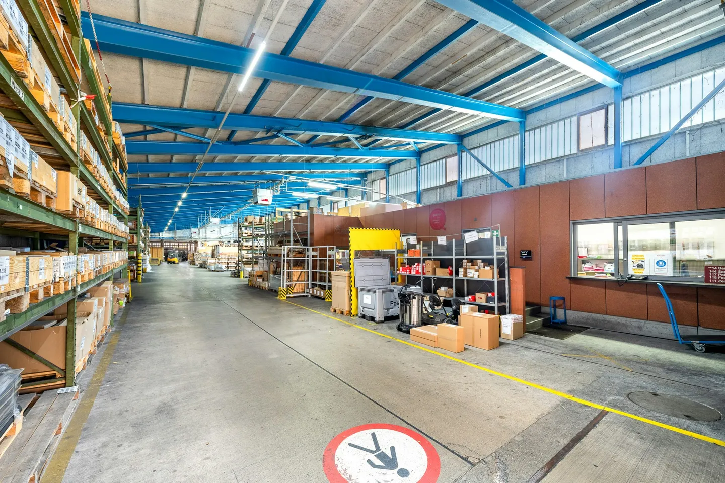 Spazio di stoccaggio attraente e molto conveniente di 6.000 m² con 1.000 m² di area di consegna coperta sull'autostrada - Foto 5 di 10