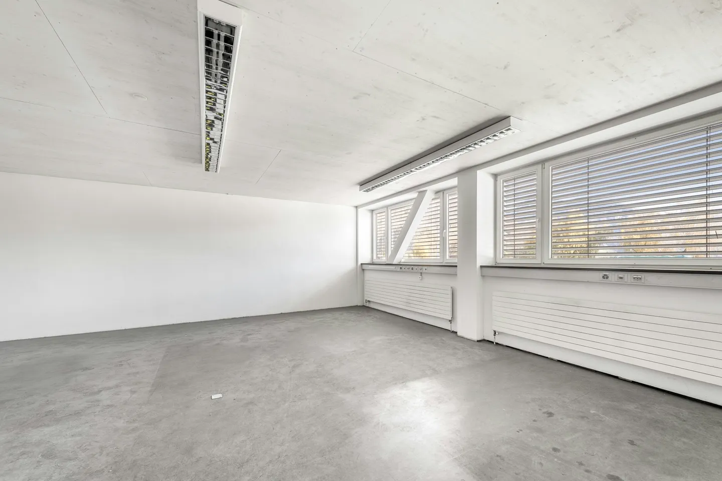 Spazio di stoccaggio attraente e molto conveniente di 6.000 m² con 1.000 m² di area di consegna coperta sull'autostrada - Foto 6 di 10