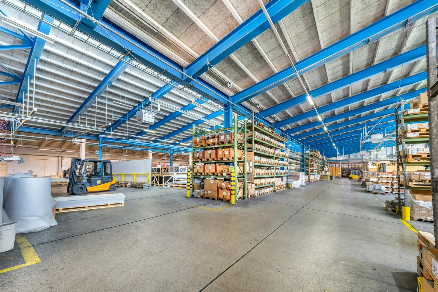 Spazio di stoccaggio attraente e molto conveniente di 6.000 m² con 1.000 m² di area di consegna coperta sull'autostrada - Foto 7 di 10