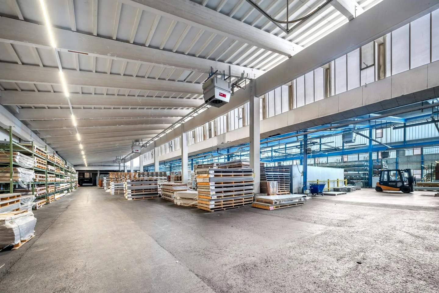 Spazio di stoccaggio attraente e molto conveniente di 6.000 m² con 1.000 m² di area di consegna coperta sull'autostrada - Foto 10 di 10
