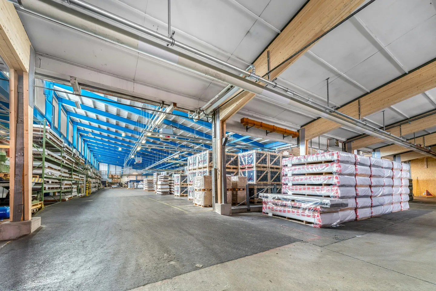 Spazio di stoccaggio attraente e molto conveniente di 6.000 m² con 1.000 m² di area di consegna coperta sull'autostrada - Foto 9 di 10