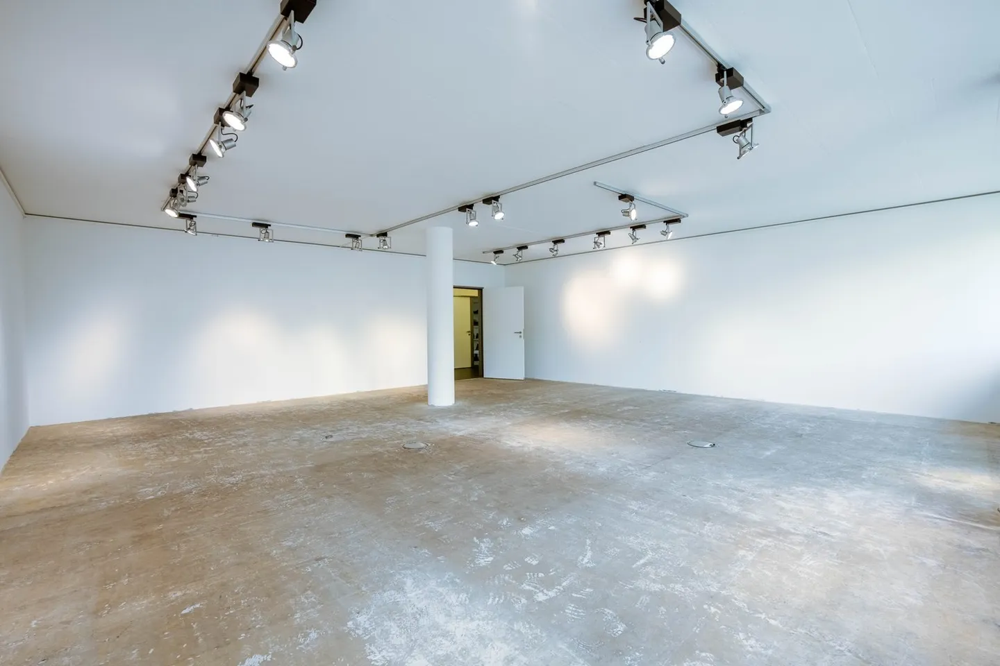 Office/Commercial or Practice Location in a Well-Maintained Property in the Heart of Spreitenbach - Photo 2 of 4