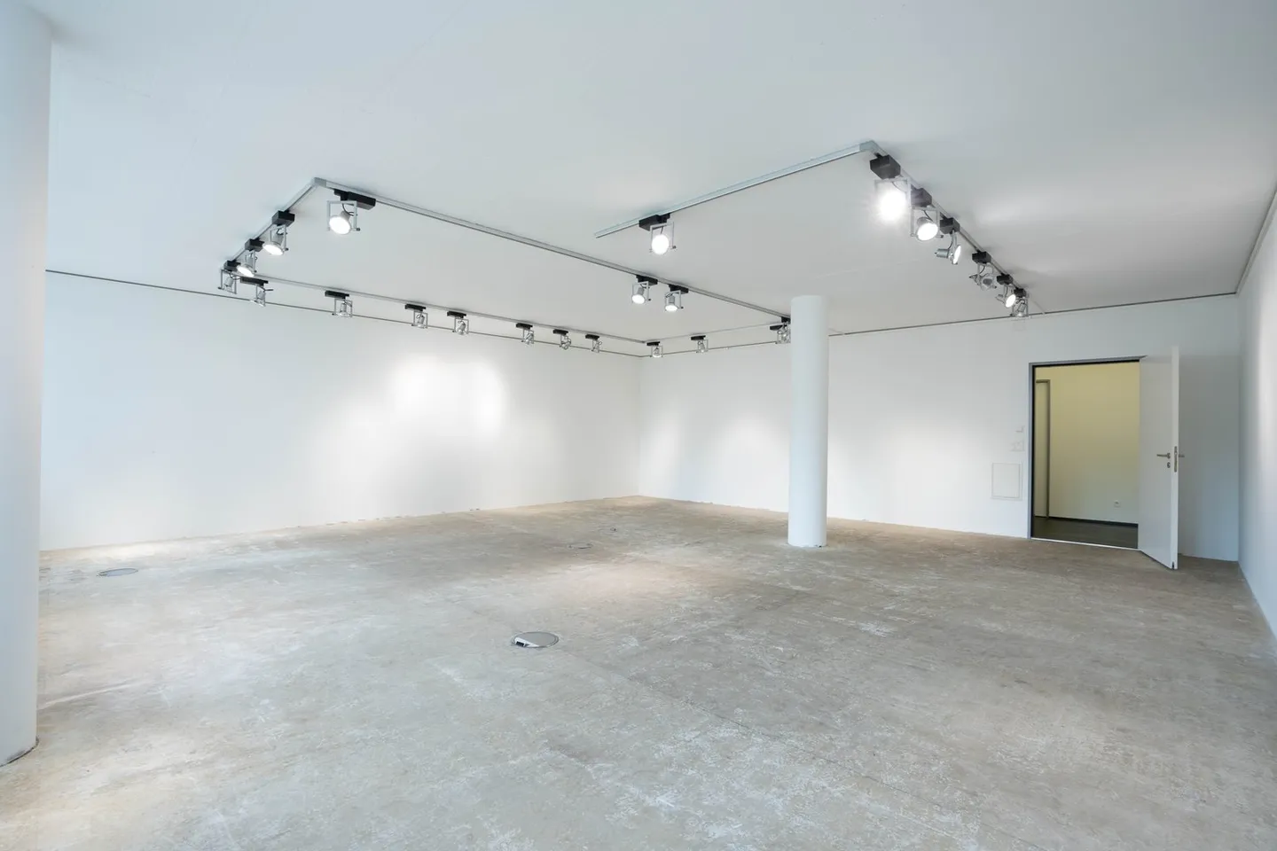 Office/Commercial or Practice Location in a Well-Maintained Property in the Heart of Spreitenbach - Photo 3 of 4