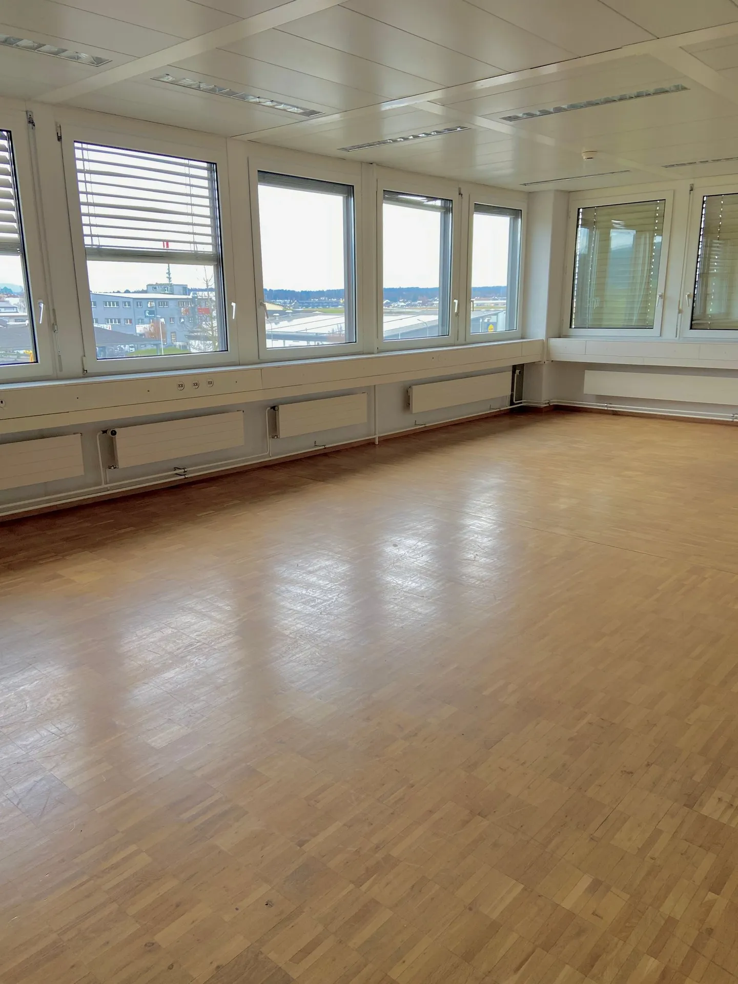 150m2 / CHF 160.--/m2/An - Photo 3 sur 6