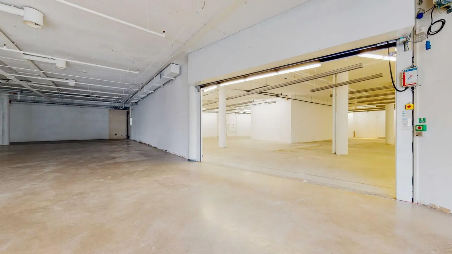 699 m² Surface de Vente Directement à Côté de New Yorker! - Photo 8 sur 8