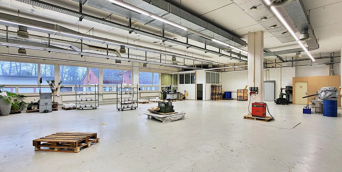 Warehouse on the ground floor - good 4.6 m ceiling height and 1,000 kg floor load - 1,441 m2 in Hombrechtikon - Photo 3 of 8