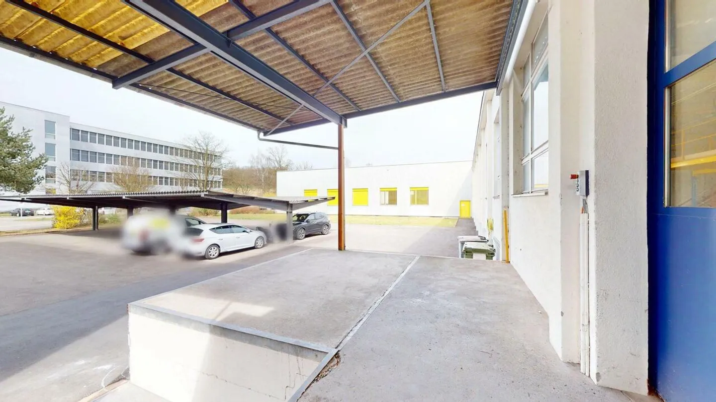Spazi di stoccaggio in posizione centrale con scaffalature, ascensore per merci e rampe di carico - Foto 13 di 13