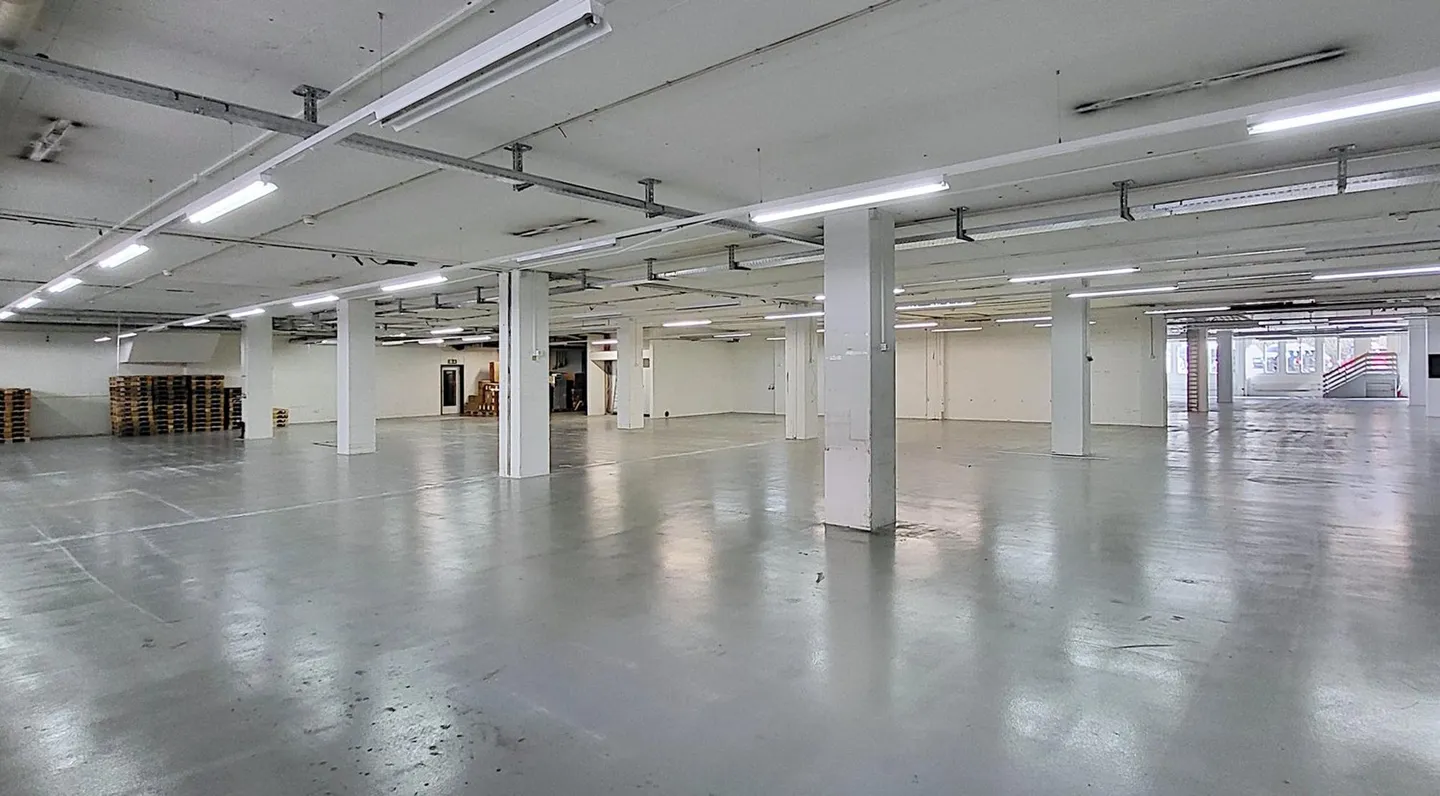 Maintenant aussi des surfaces partielles à partir d'environ 600 m2 - Espaces de stockage à Egg près de Zurich ! - Photo 4 sur 7