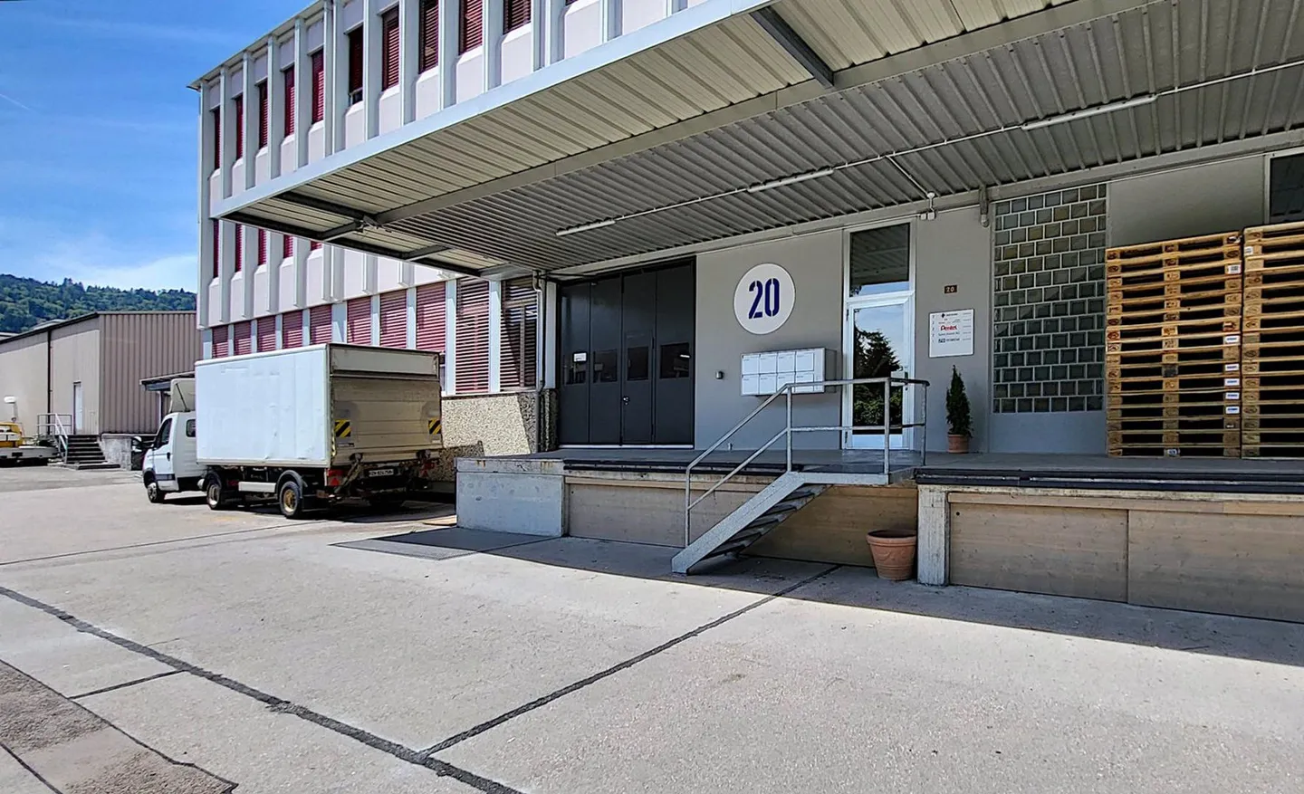 Espace commercial très lumineux au 1er étage directement près de l'ascenseur à marchandises ! - Photo 1 sur 5