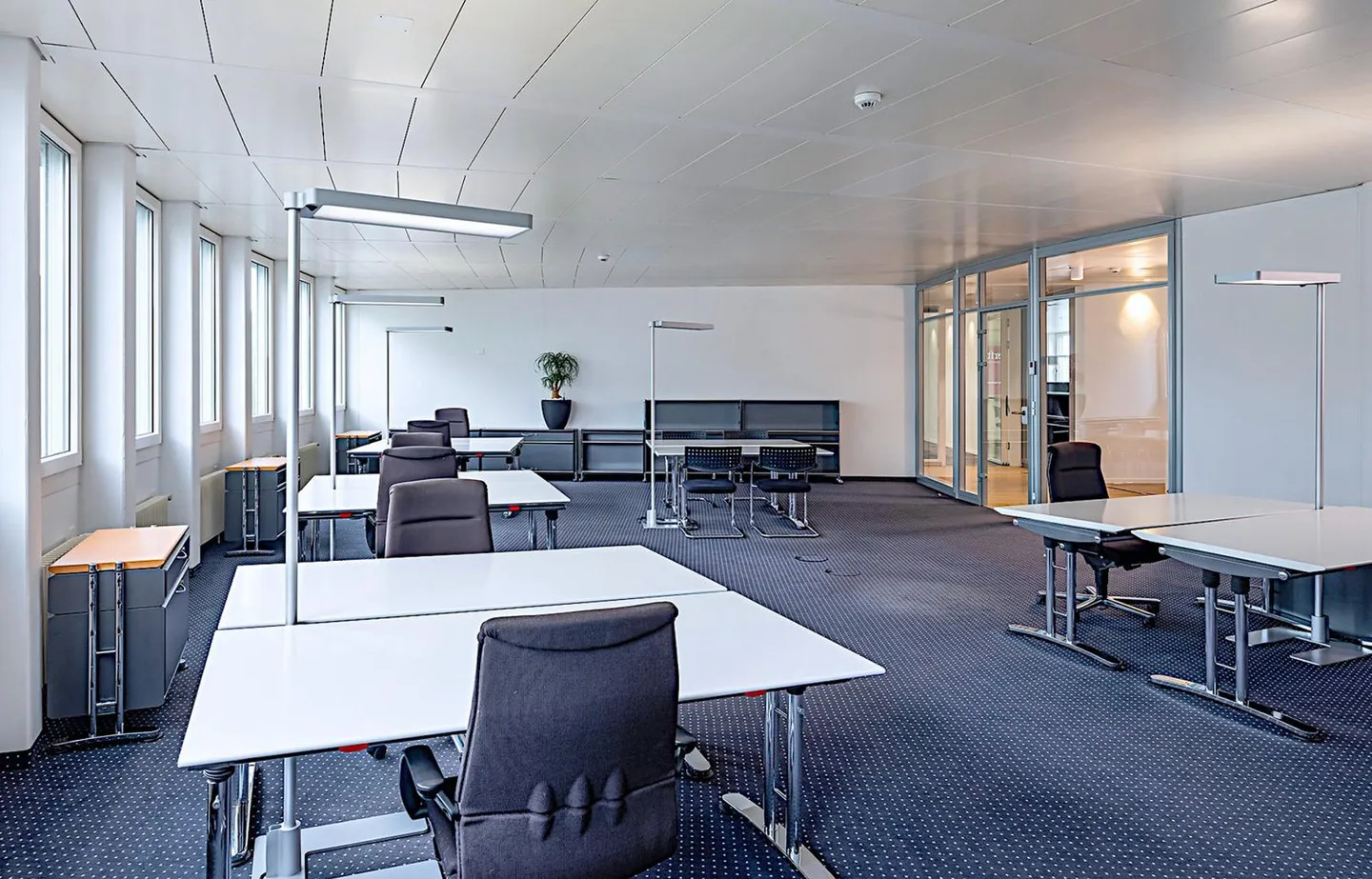 Attractive and bright office spaces in a prime location by the lake and train station - Photo 2 of 7
