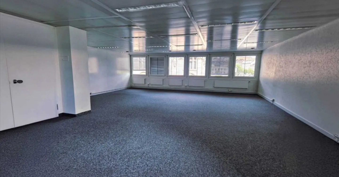 Bureau Commercial Spacieux - Photo 3 sur 4