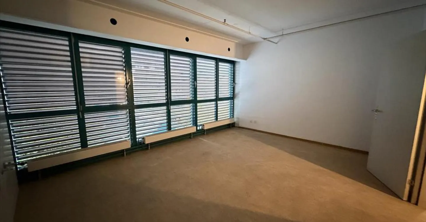Bureau Spacieux Près de la Gare - Photo 2 sur 8