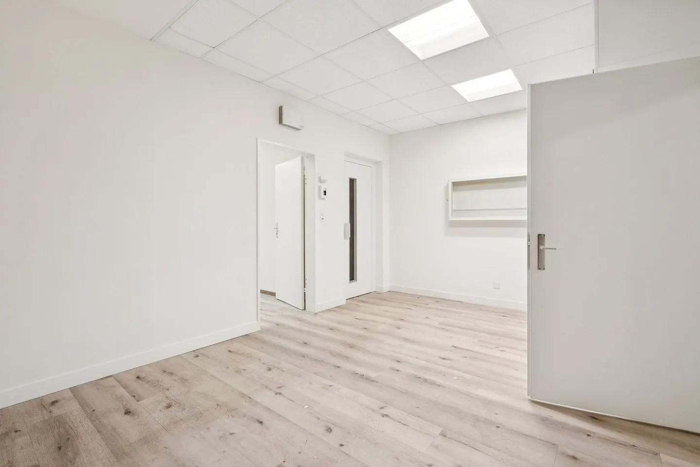 Interesting office on 2 levels (former bank branch) - Photo 10 of 13