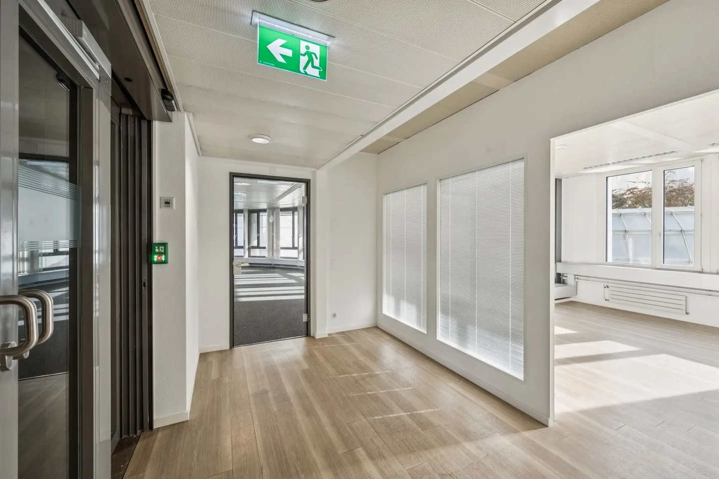 Central. Spacious. Inspiring - Offices in close proximity to the train station - Photo 3 of 13