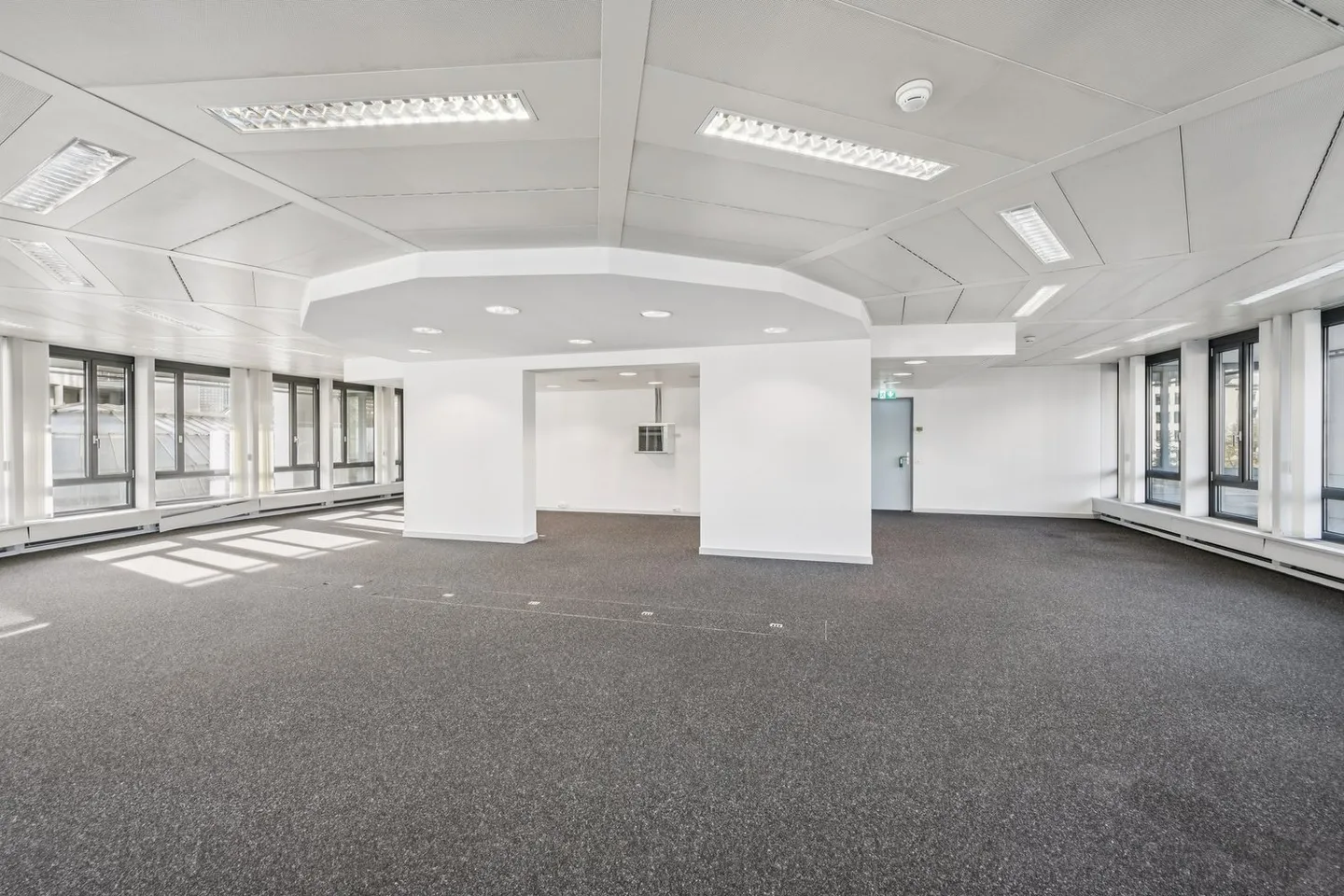 Central. Spacious. Inspiring - Offices in close proximity to the train station - Photo 5 of 13
