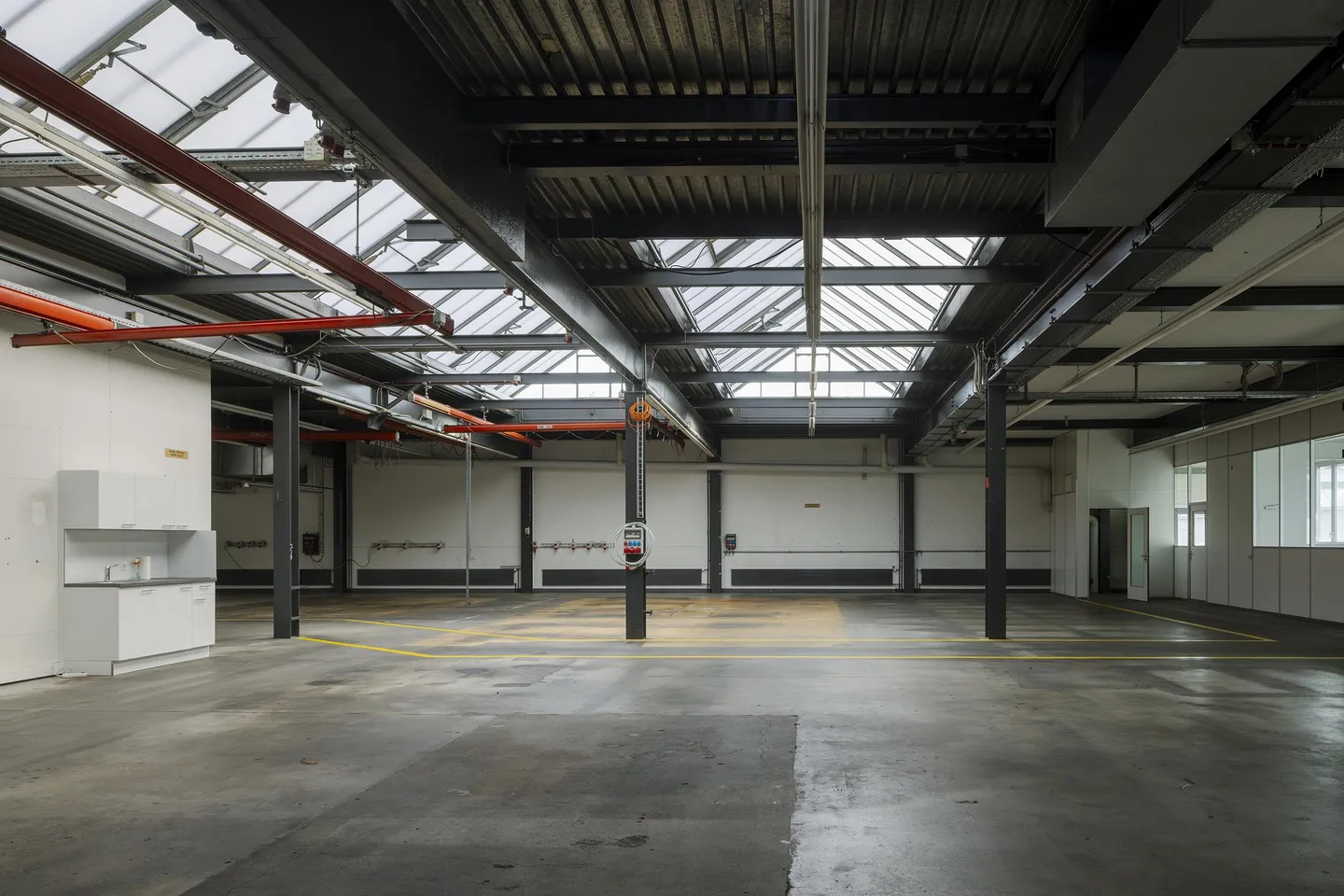 Attractive industrial space with goods lift - Photo 2 of 7