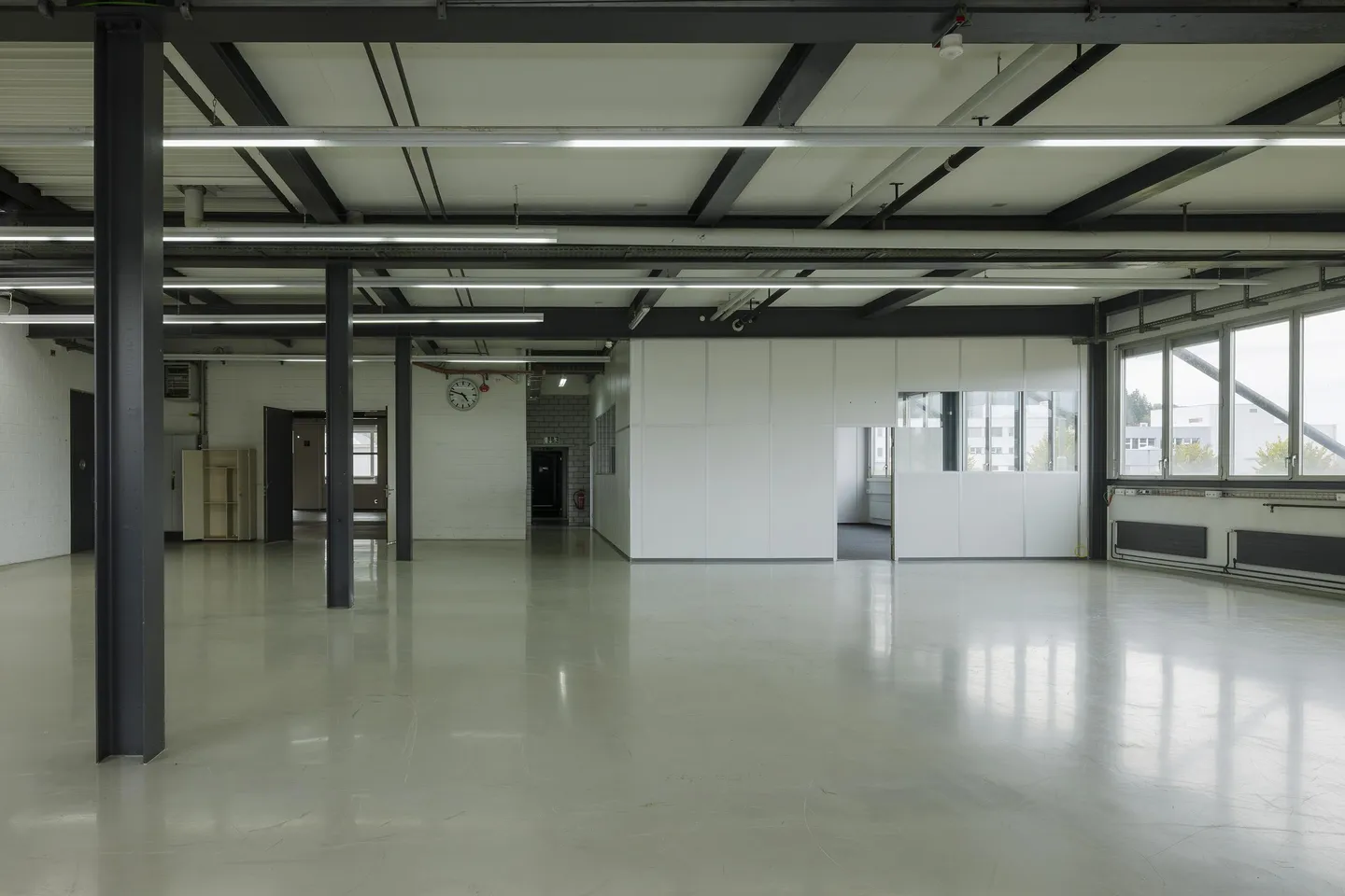 Attractive industrial space with goods lift - Photo 3 of 7