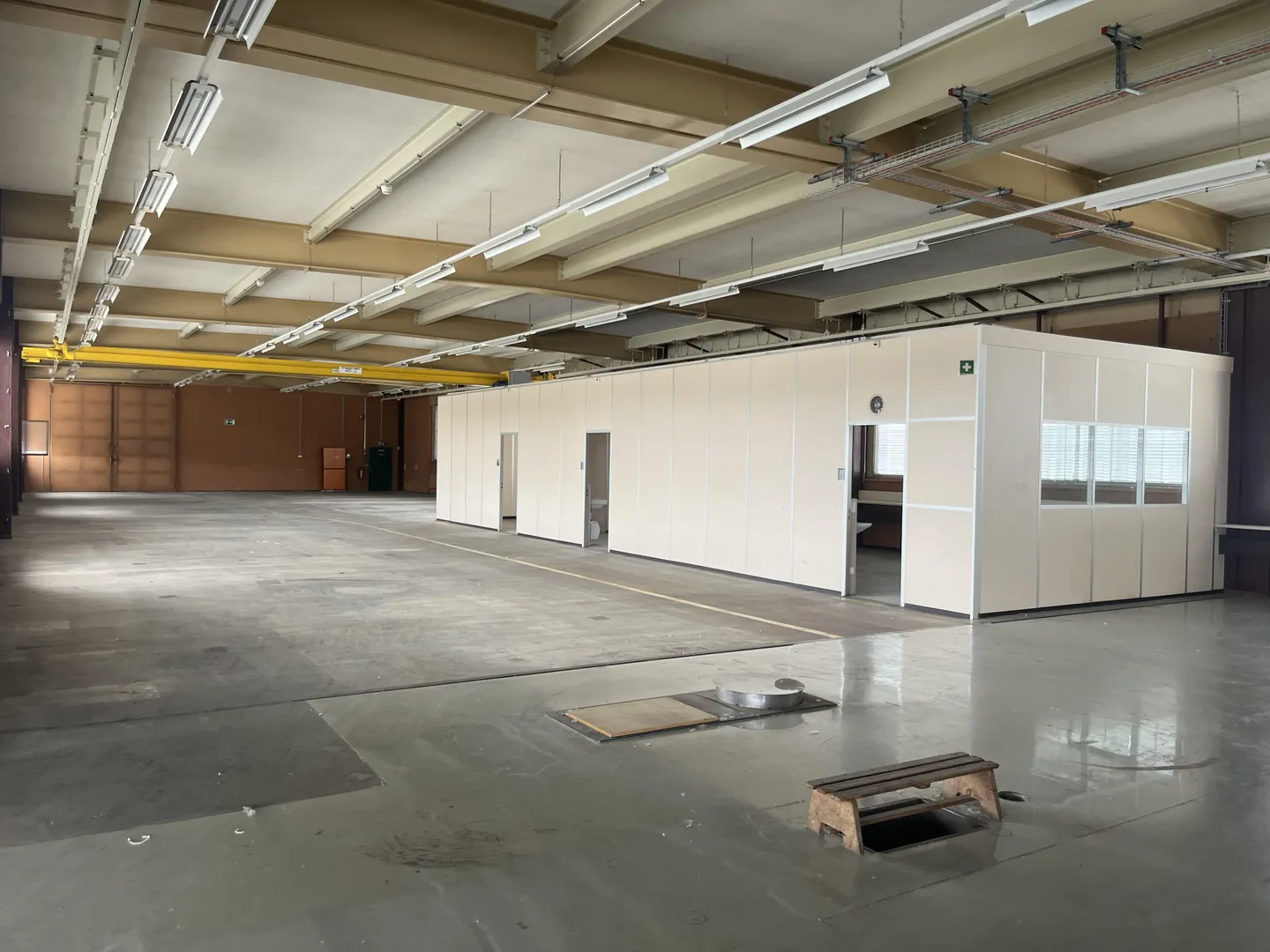 Top industrial space with two freight elevators ideal for logistics & production - Photo 3 of 11