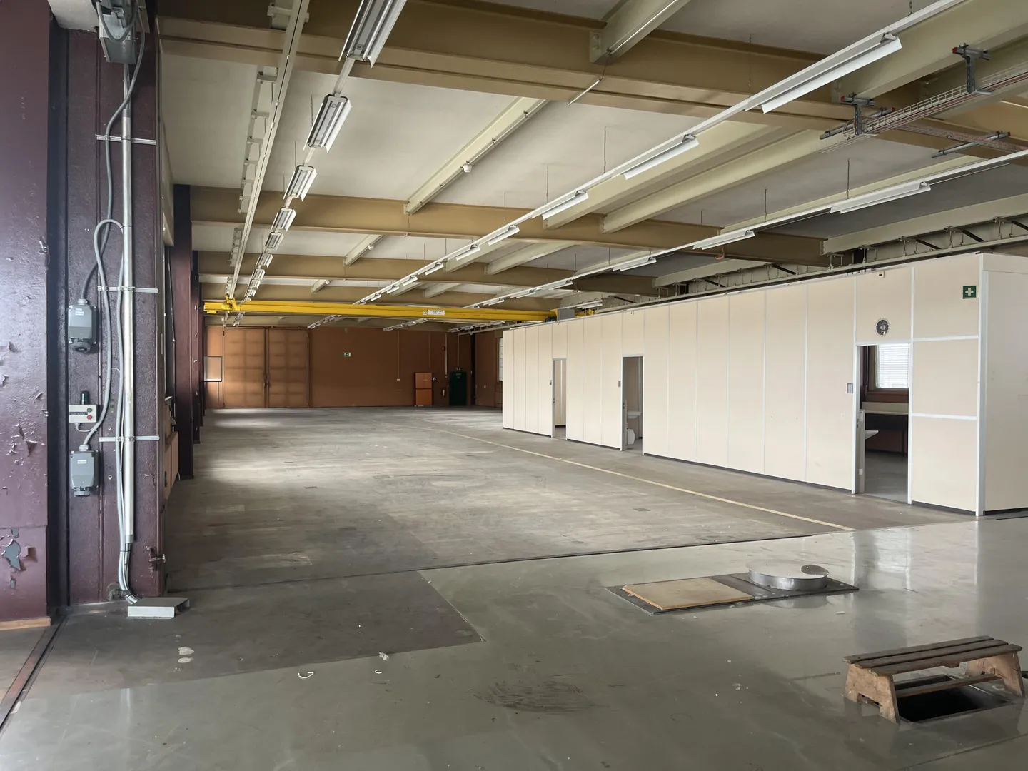 Top industrial space with two freight elevators ideal for logistics & production - Photo 4 of 11