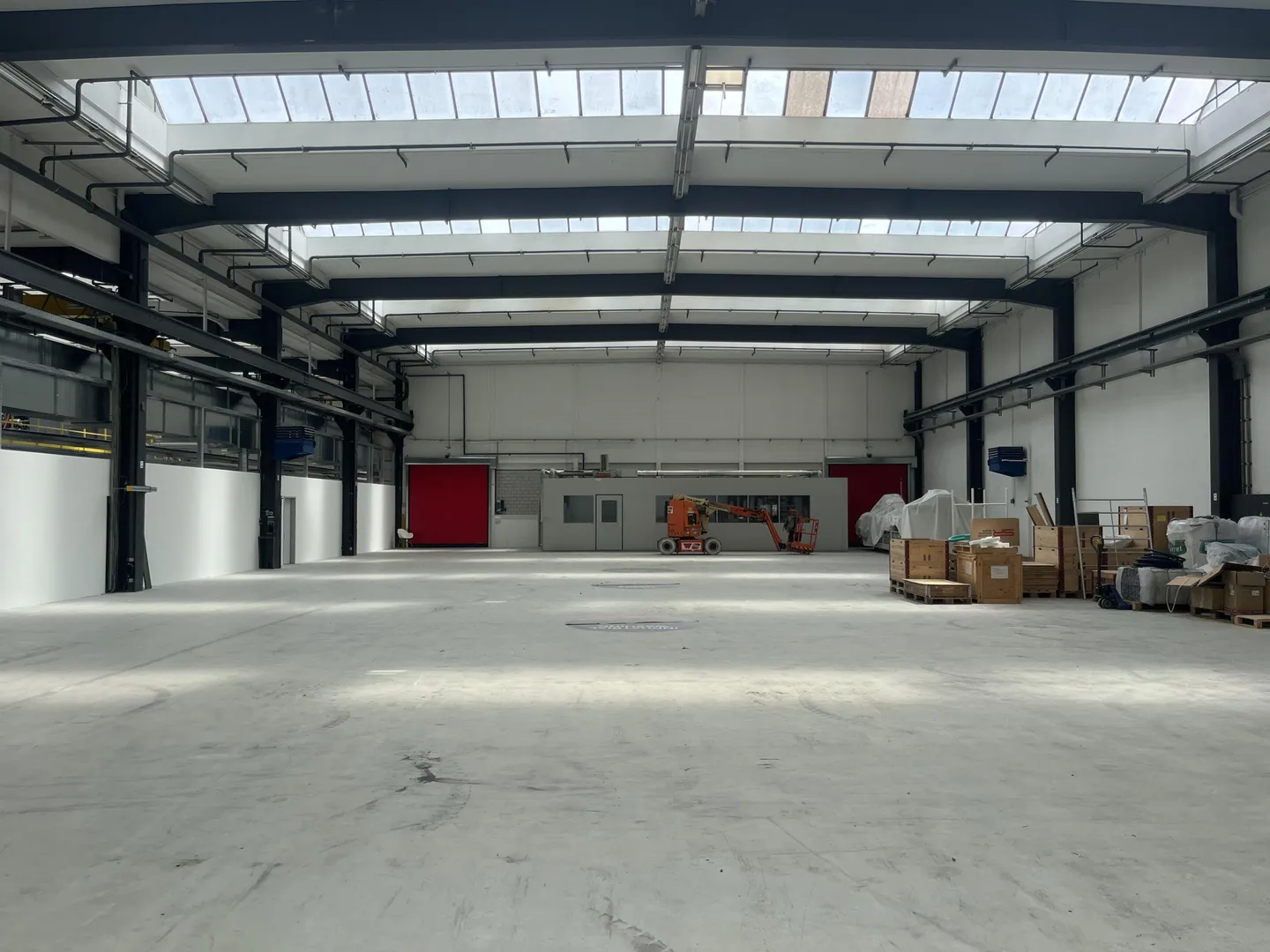 Bright industrial space with truck access ideal for production & logistics - Photo 2 of 12