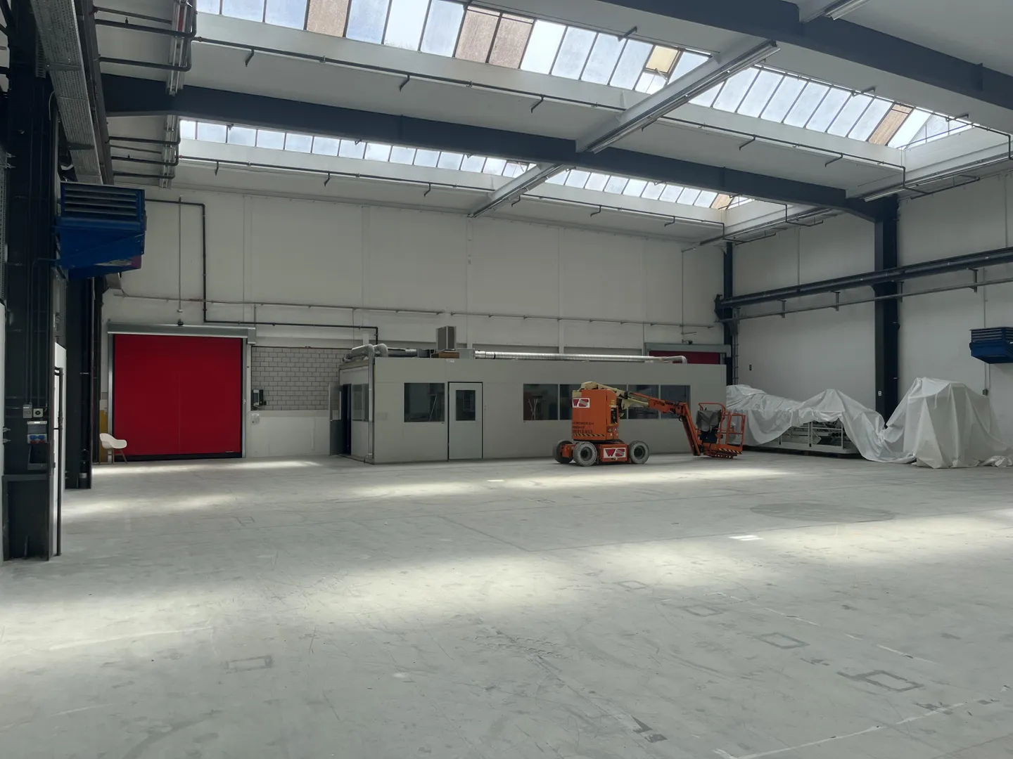 Bright industrial space with truck access ideal for production & logistics - Photo 3 of 12