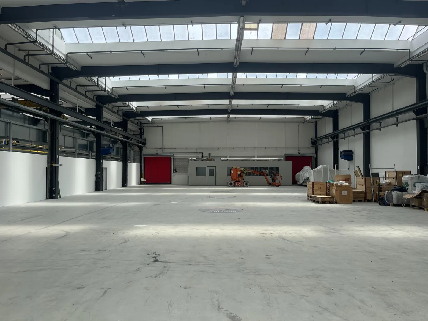 Bright industrial space with truck access ideal for production & logistics - Photo 5 of 12