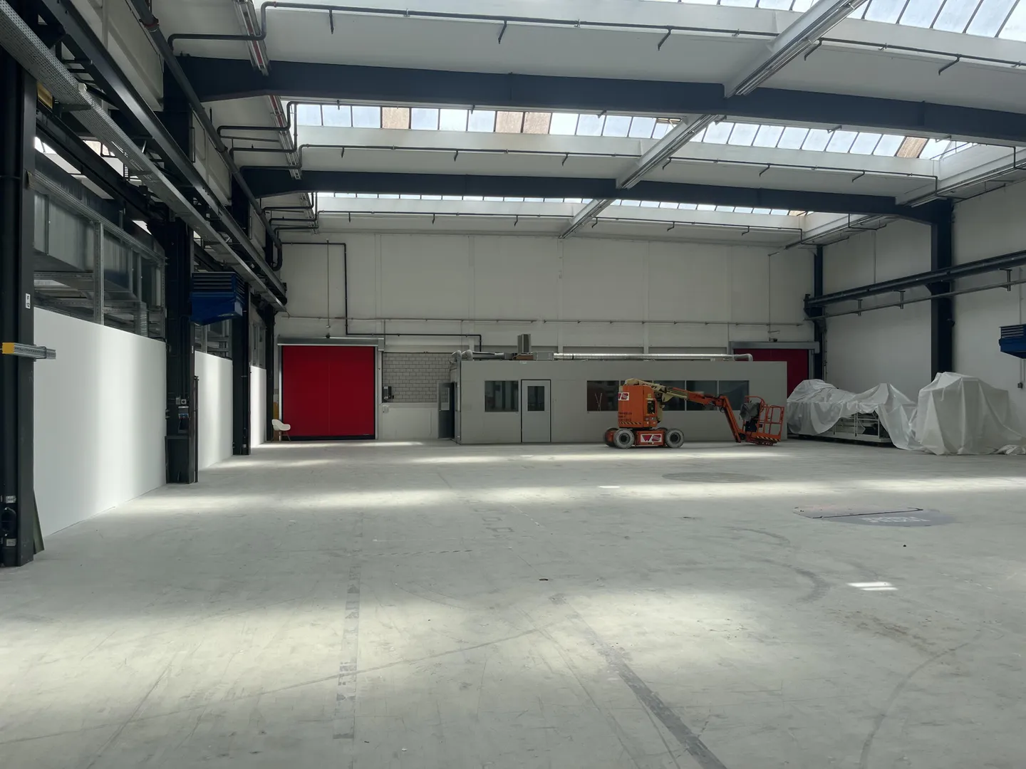 Bright industrial space with truck access ideal for production & logistics - Photo 4 of 12