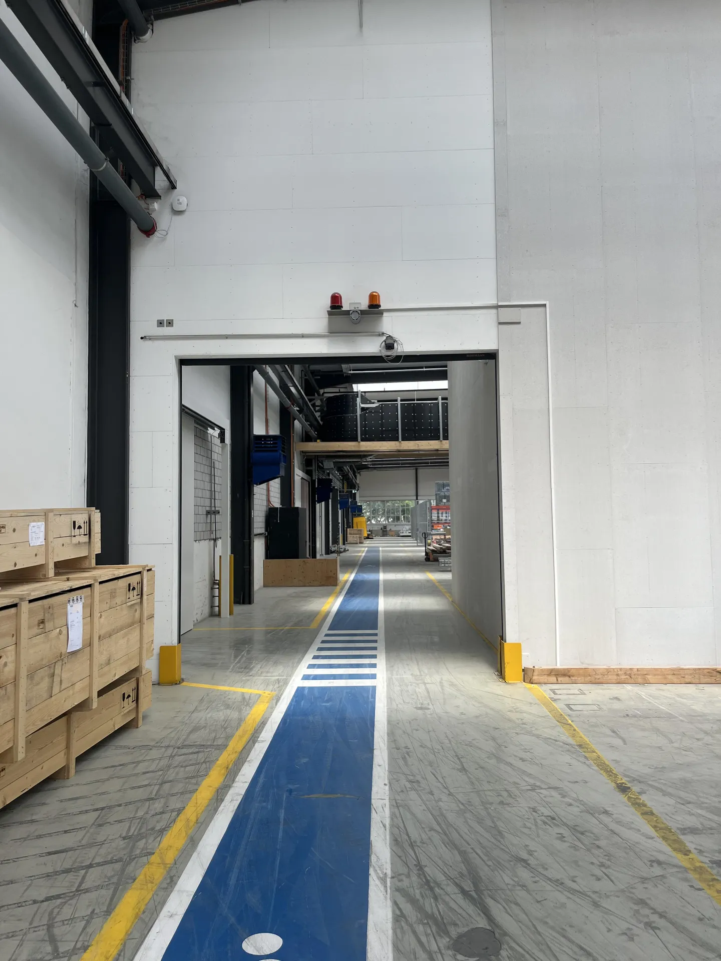 Bright industrial space with truck access ideal for production & logistics - Photo 7 of 12