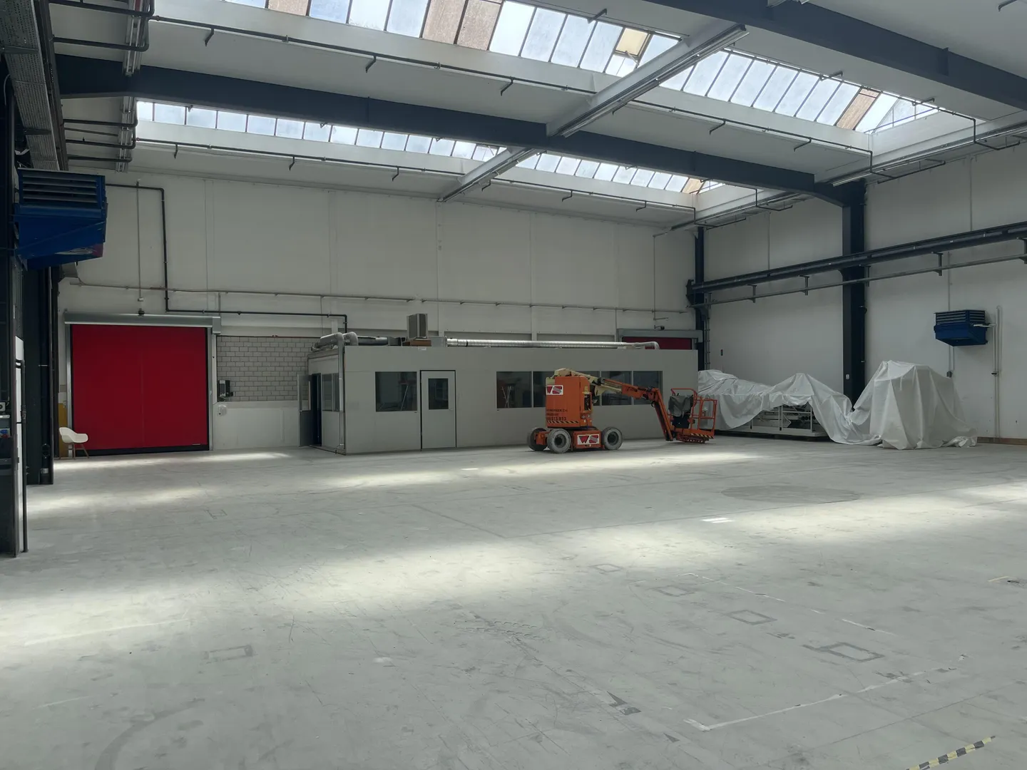 Bright industrial space with truck access ideal for production & logistics - Photo 6 of 12