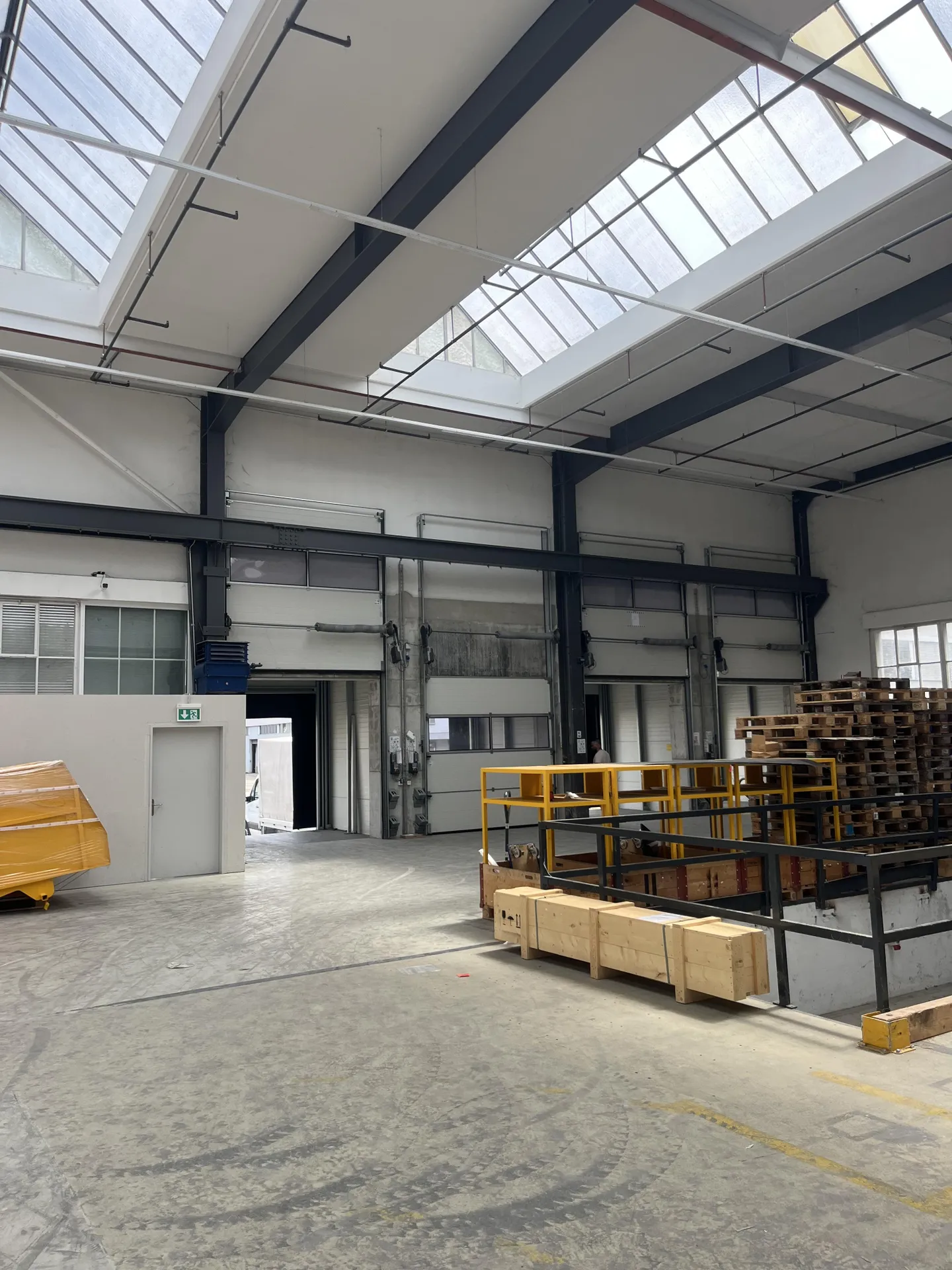 Bright industrial space with truck access ideal for production & logistics - Photo 8 of 12