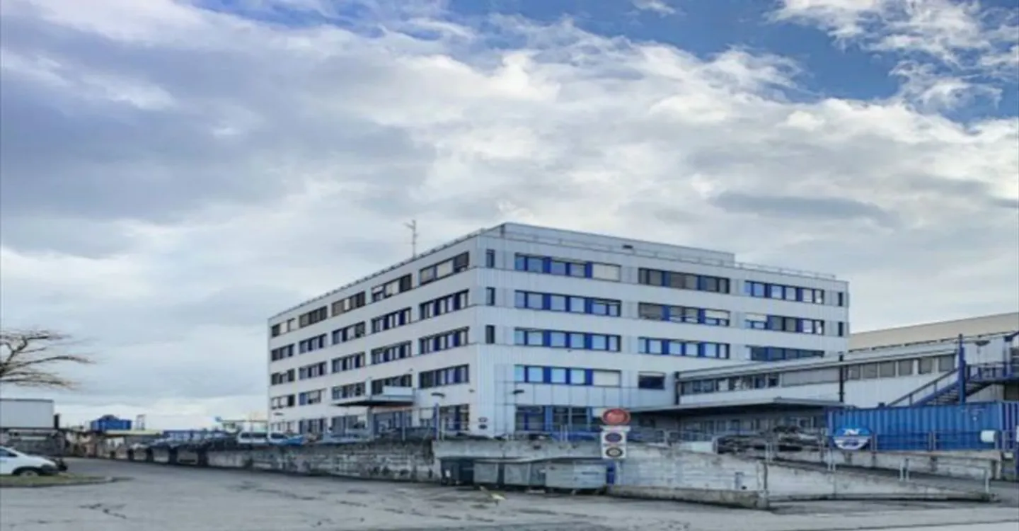 Atélier de 92 m2 au rez supérieur Zone FTI - Foto 1 von 5