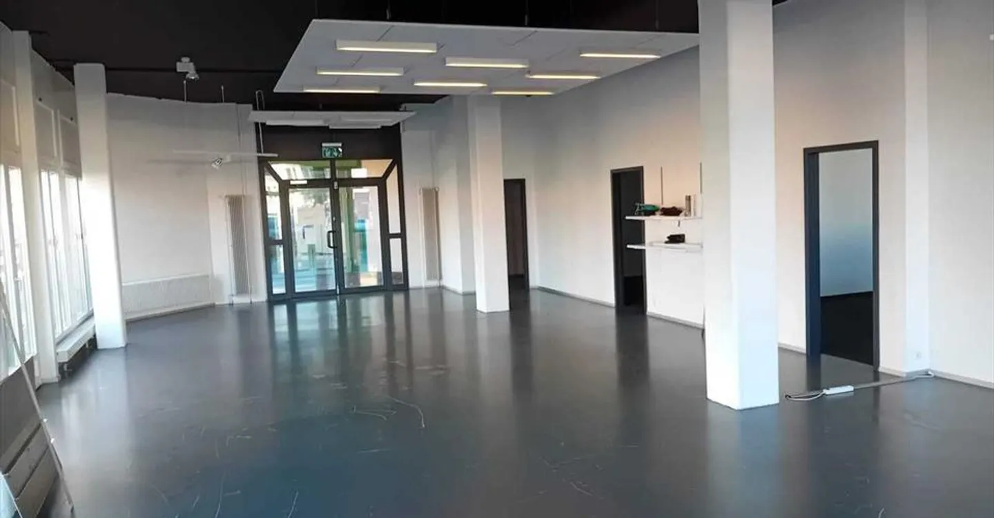 Showroom moderne et bureaux - Photo 1 sur 7