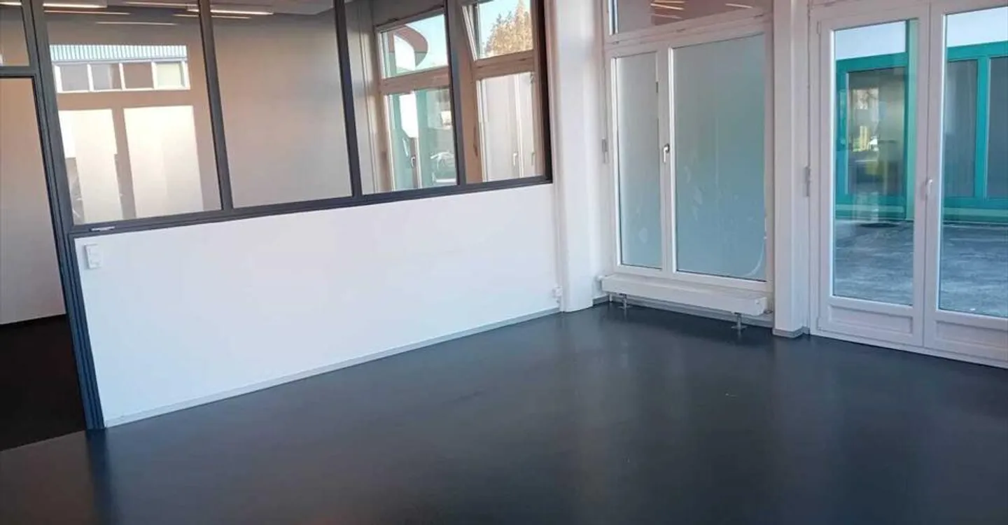 Showroom moderne et bureaux - Photo 2 sur 7