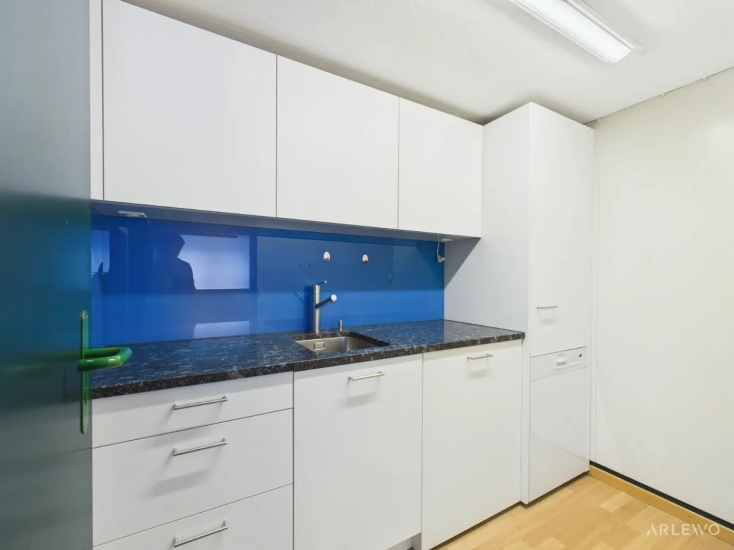 Espace de bureau | cabinet attrayant avec vue sur le lac - Photo 6 sur 12