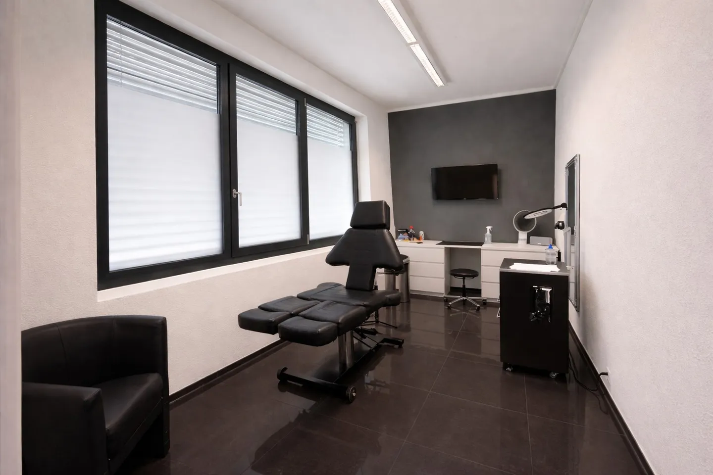 Espace commercial moderne / studio à louer dans un emplacement de choix à Dübendorf ! - Photo 5 sur 6