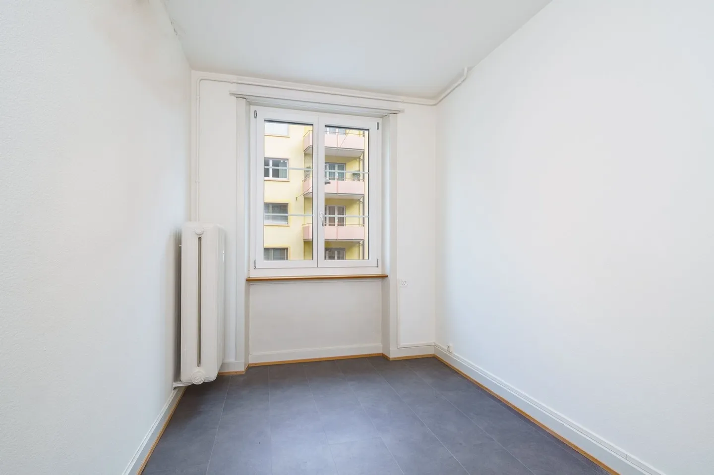 Charming 1-room attic in a central location in Basel - m9.50 - Photo 3 of 3