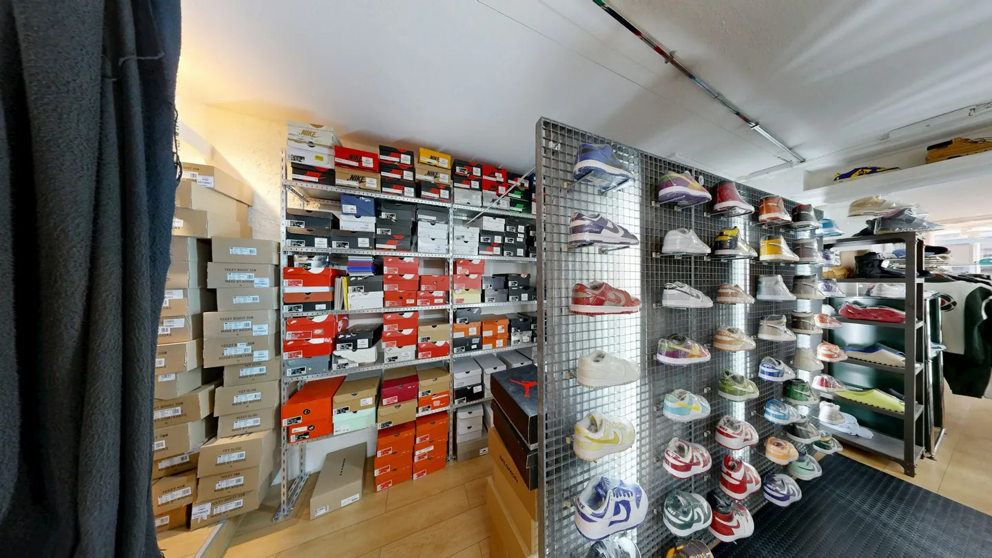 Charming Retail Space in the Heart of Zurich's Old Town - Photo 11 of 13