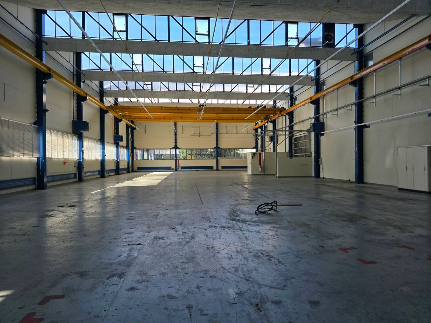 On the outskirts of Neuchâtel – Industrial hall of 1,500m2 - Photo 2 of 3