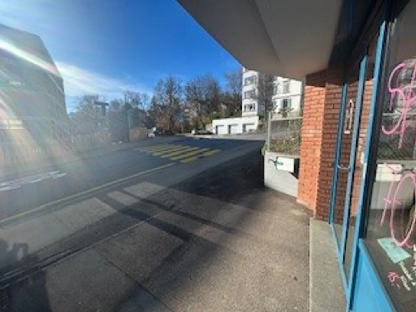 Commercial space with generous layout - Photo 5 of 11