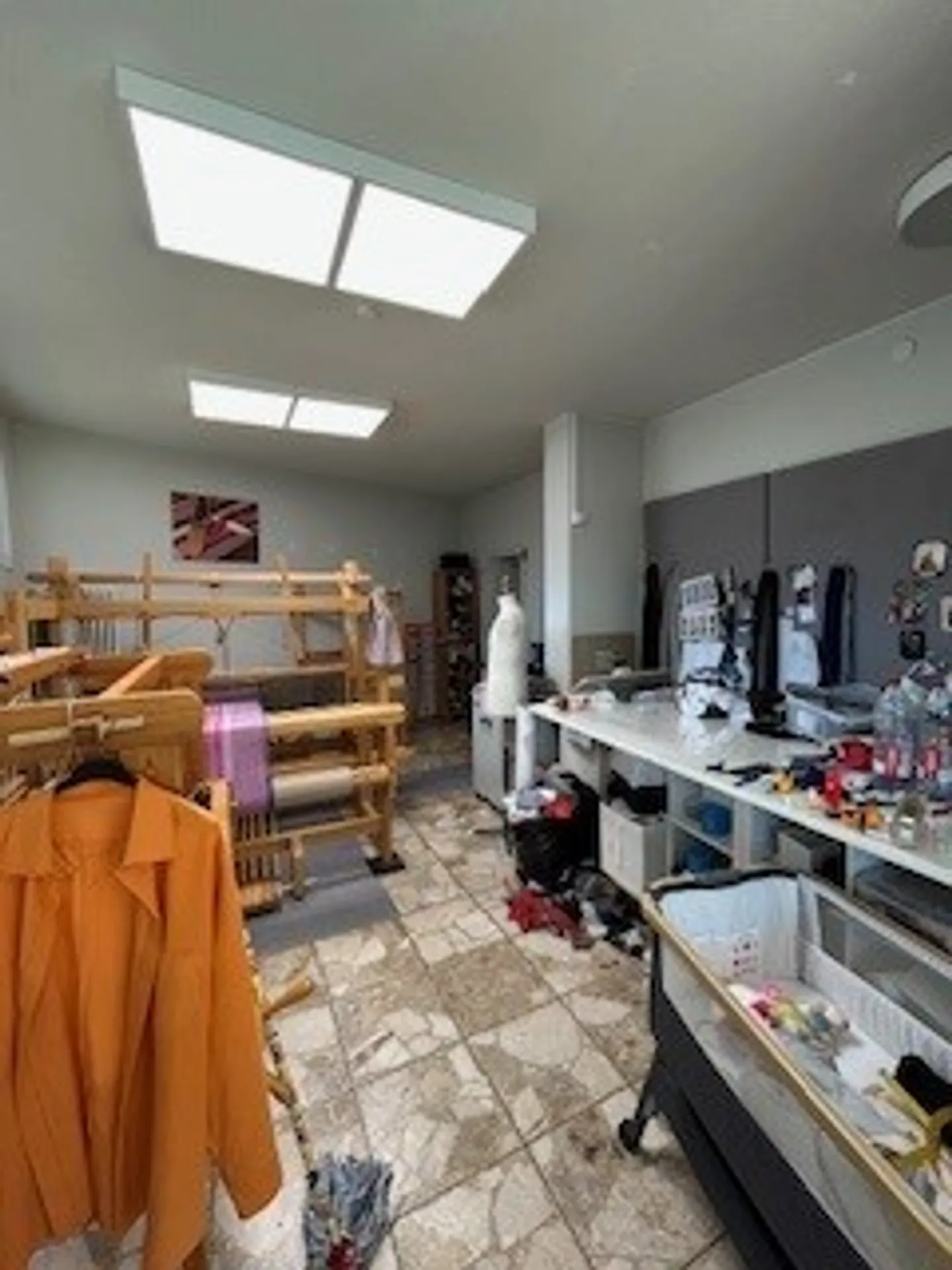 Commercial space with generous layout - Photo 7 of 11