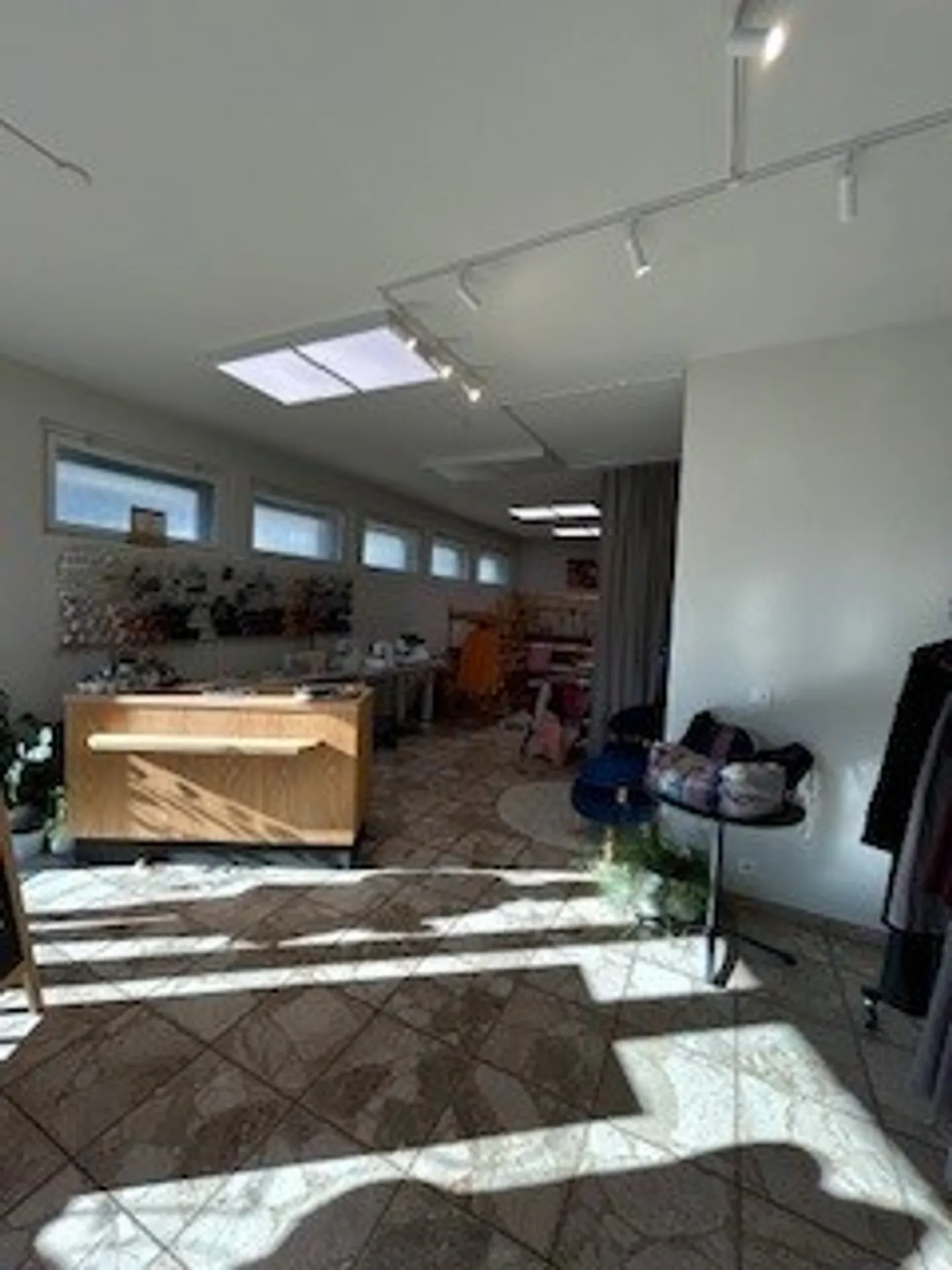 Commercial space with generous layout - Photo 6 of 11