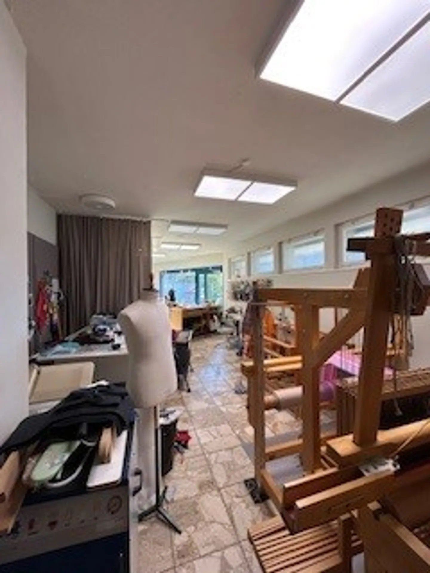 Commercial space with generous layout - Photo 10 of 11